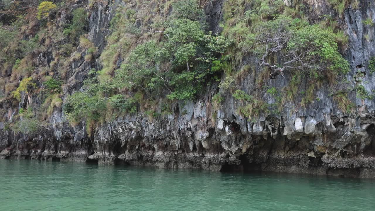 风景秀丽的石灰岩悬崖在水面上视频素材