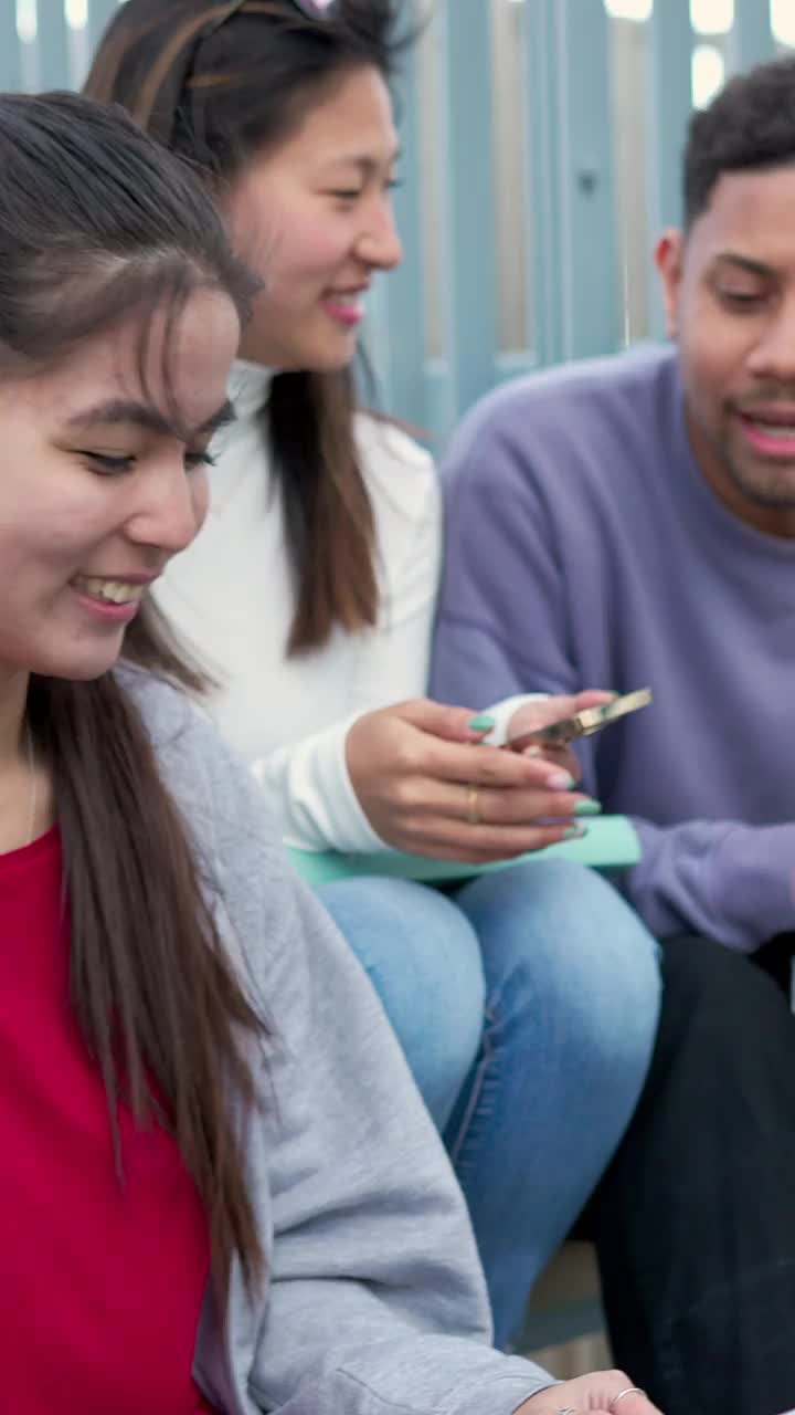 不同的大学生在笔记本电脑上一起做作业或小组项目视频素材