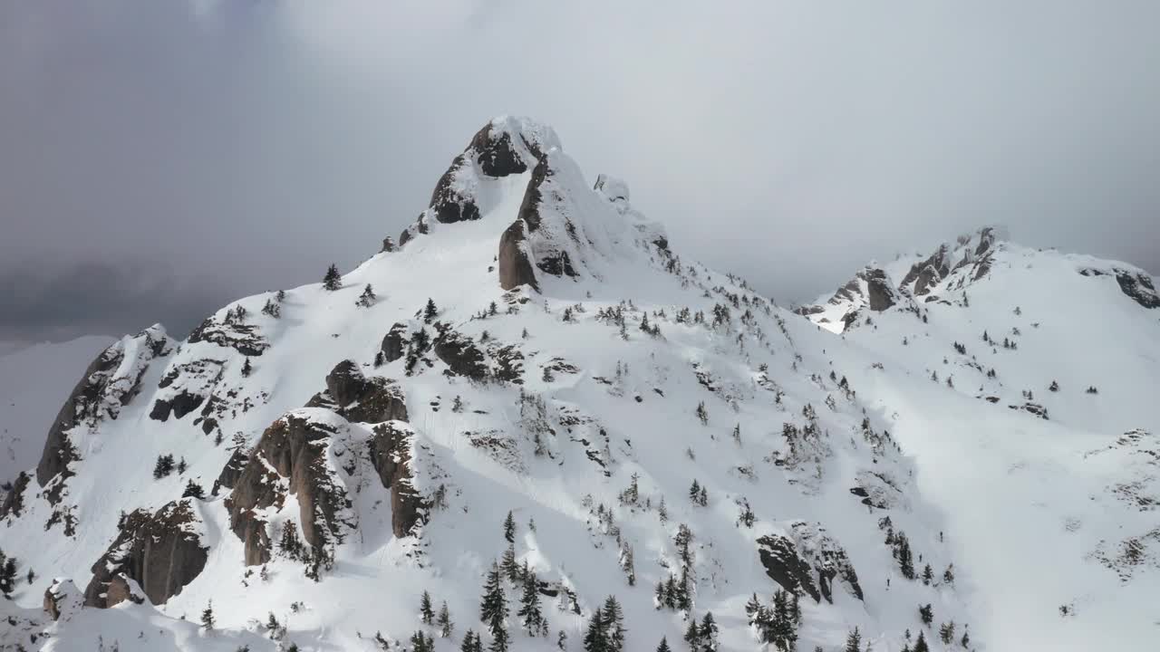 积雪覆盖的丘卡斯山脉多云的天空下，雄伟的冬季景观视频素材