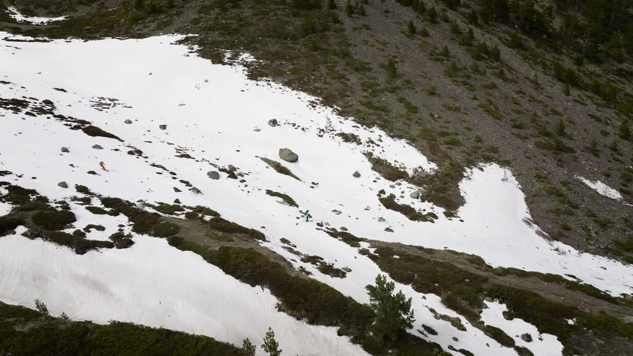 极限运动场地休闲冬季景观。春天里，人们在残雪上放松地在峡谷里自由骑行。视频素材