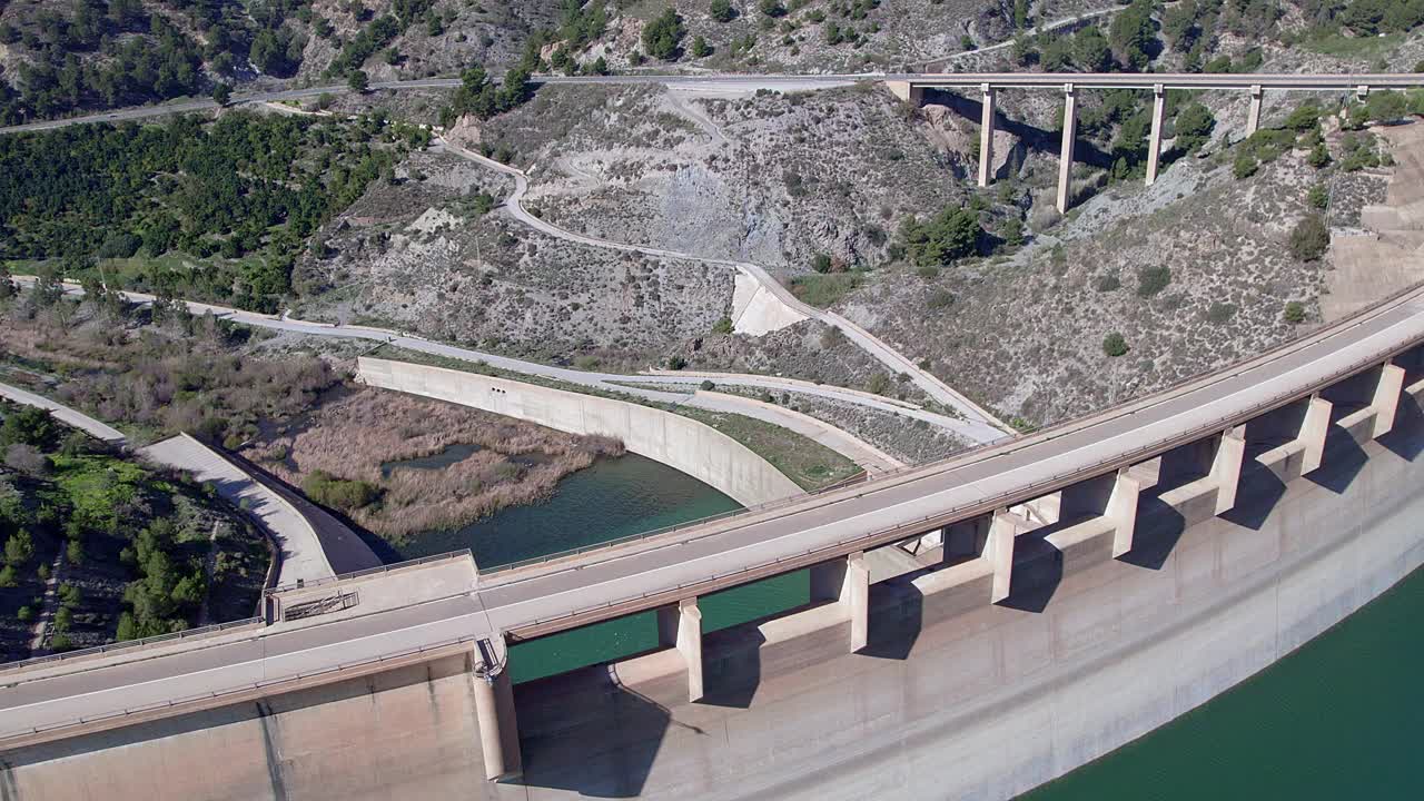 大坝溢洪道。水坝和水库。鸟瞰大坝溢洪道和水电厂的全景图。轨道鸟瞰图。可再生能源。视频素材