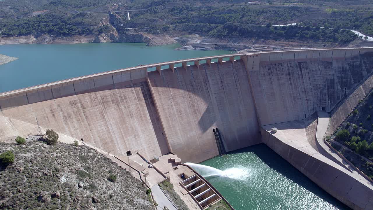 水坝和水库。大坝和水电厂的全景鸟瞰图。上升的空中轨道。可再生能源。视频素材