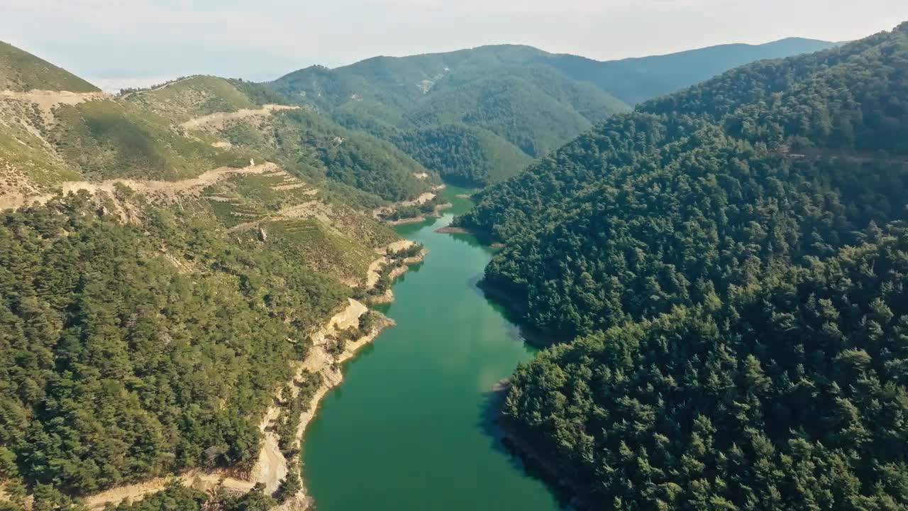 无人机拍摄的森林山脉之间的堰塞湖视频素材