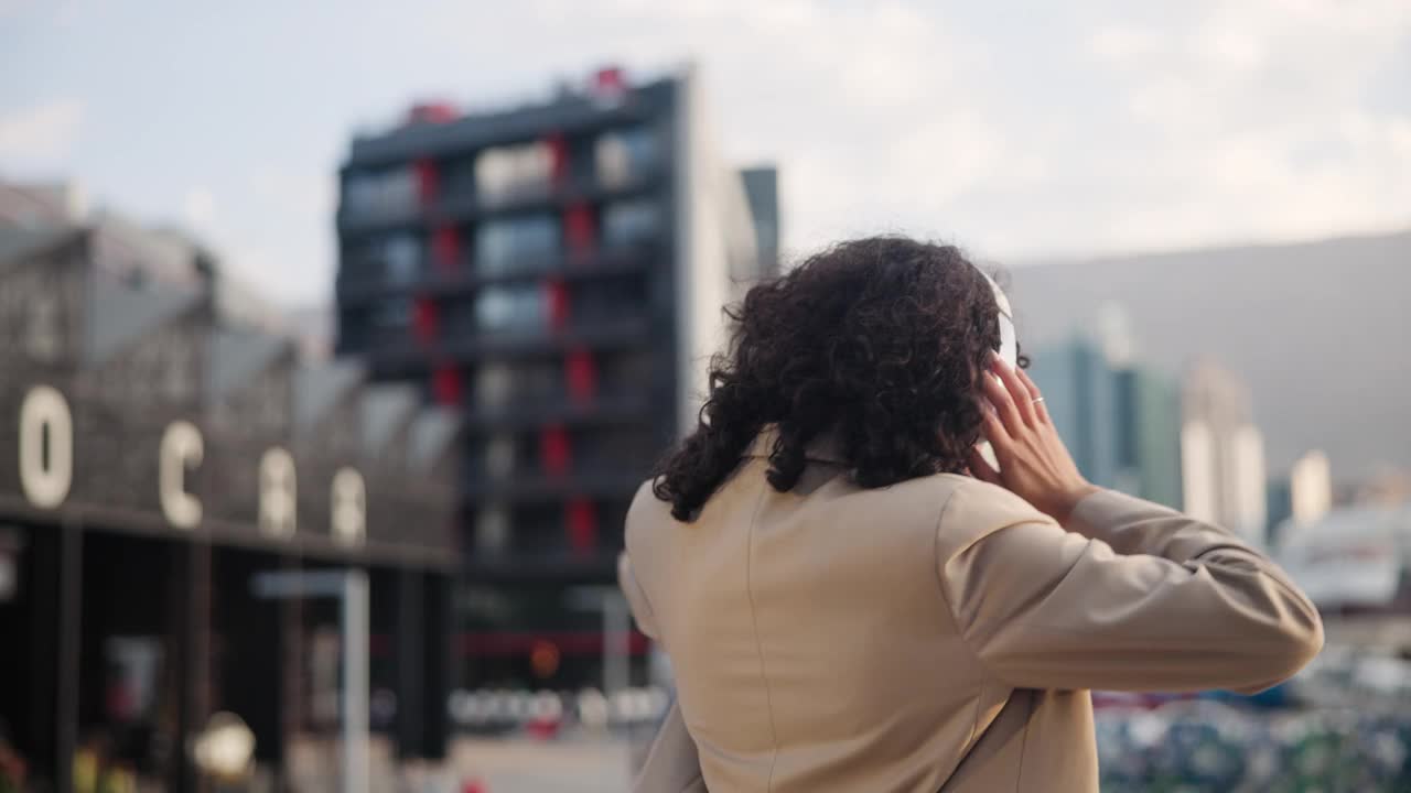 在开普敦，舞蹈、庆典和戴着耳机的女人在城市里，兴奋的能量和流媒体音乐。快乐，女士和女孩在户外耳机，听收音机，放松与音频在早上视频素材