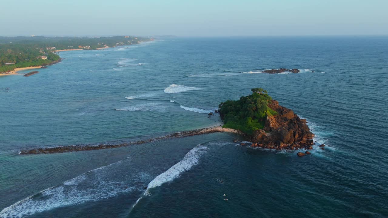 鸟瞰斯里兰卡田园诗般的海岸视频素材