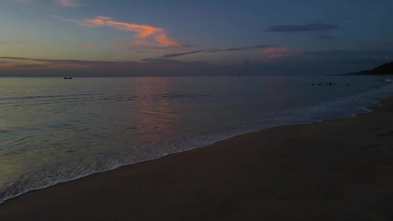 海上美丽的日落。黄昏时分的天空和假期旅行时的海上倒影放松时间运动盘视频素材