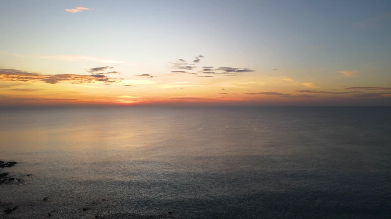 海上美丽的日落。黄昏时分的天空和假期放松时的海上倒影，还在视频旁移动。视频素材