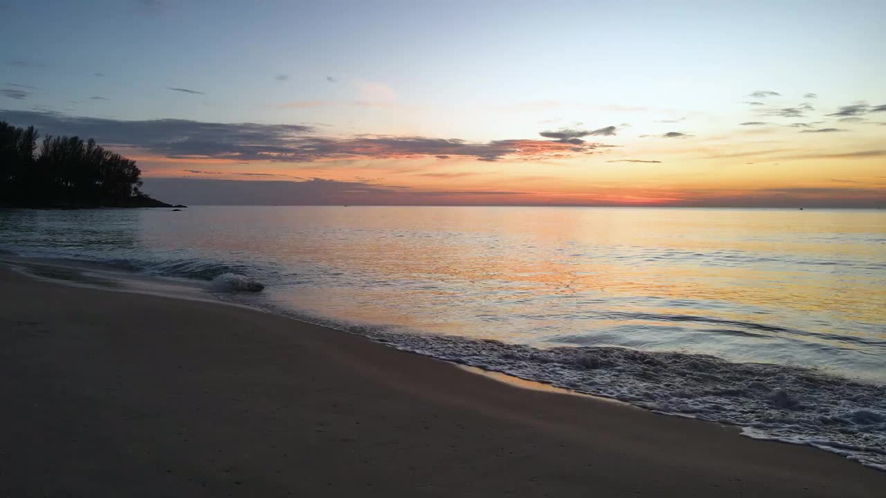 海上美丽的日落。天空在黄昏的时候，倒影在大海上，在假期放松时间旅行。视频素材