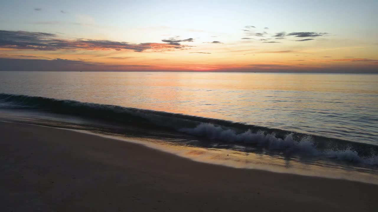 海上美丽的日落。天空在黄昏的时候，倒影在大海上，在假期放松时间旅行视频素材