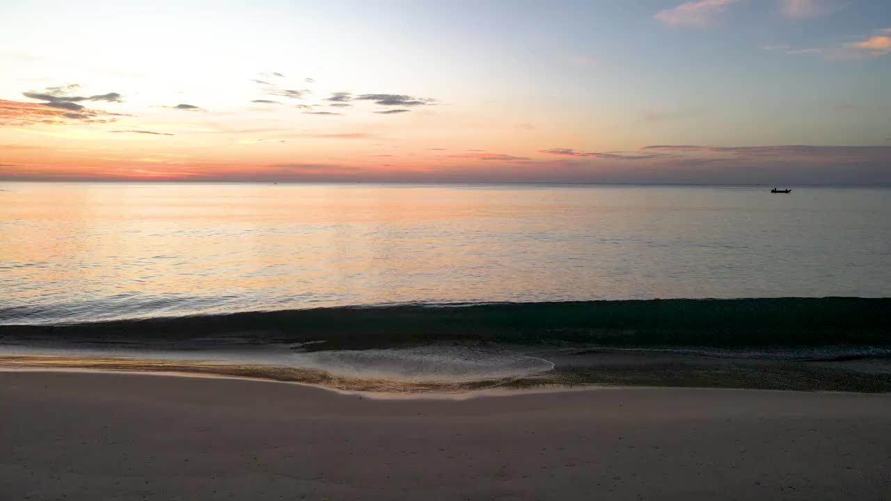 海上美丽的日落。天空在黄昏的时候，倒影在大海上，在假期放松时间旅行视频素材