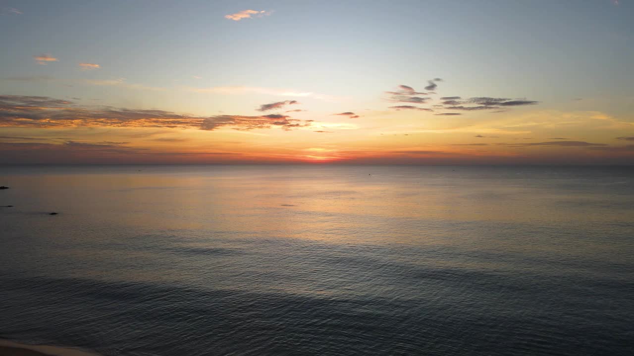 海上美丽的日落。天空在黄昏的时候，倒影在大海上，在假期放松时间旅行视频素材