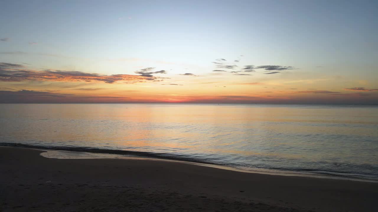 海上美丽的日落。天空在黄昏的时候，倒影在大海上，在假期放松时间旅行视频素材