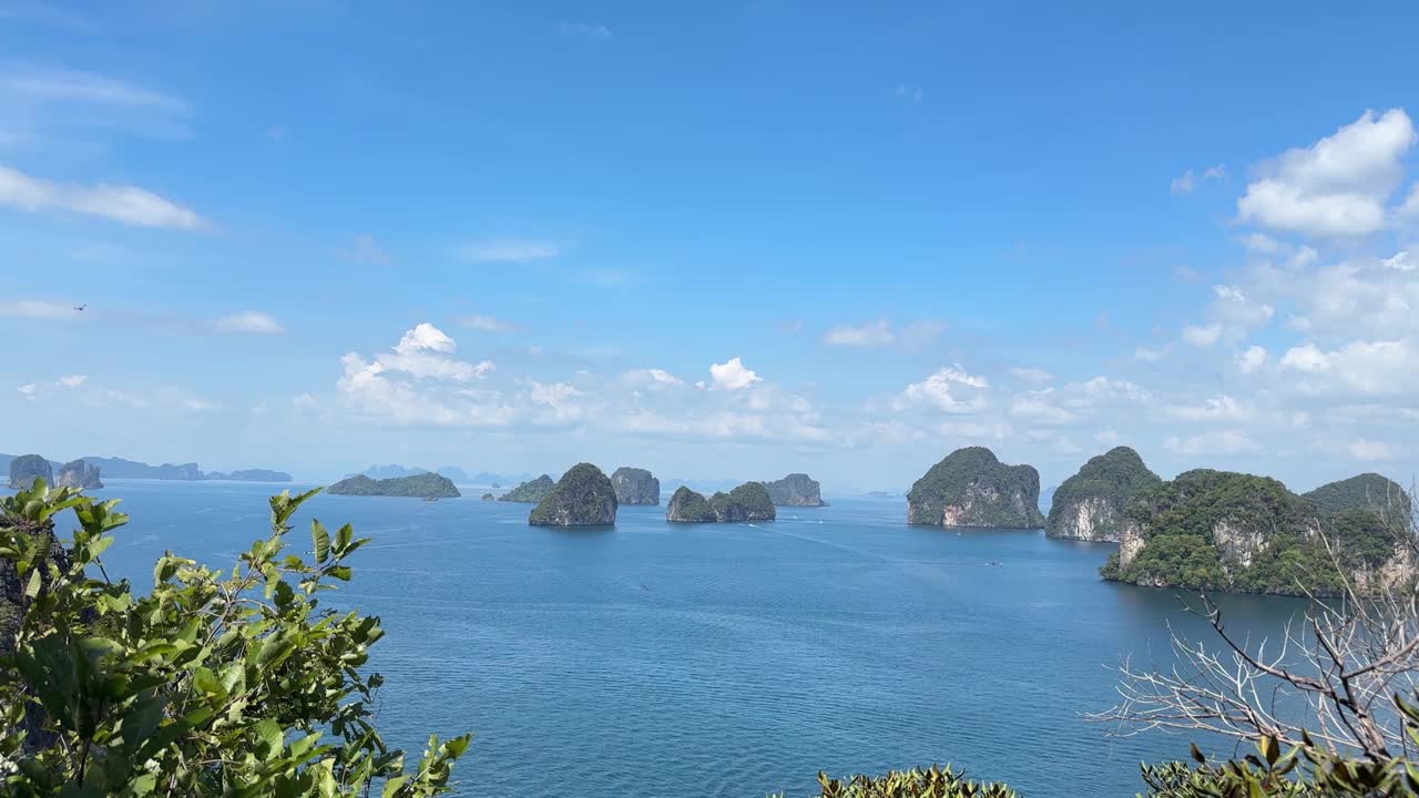 从晴朗的天空俯瞰亚洲泰国南部的安达曼海石灰岩岛屿视频素材