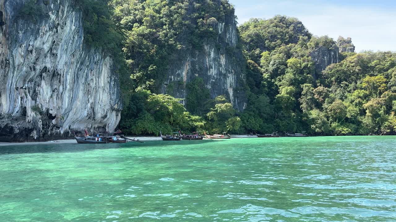 绿松石水颜色的安达曼海海湾的泰国石灰岩泻湖视频素材