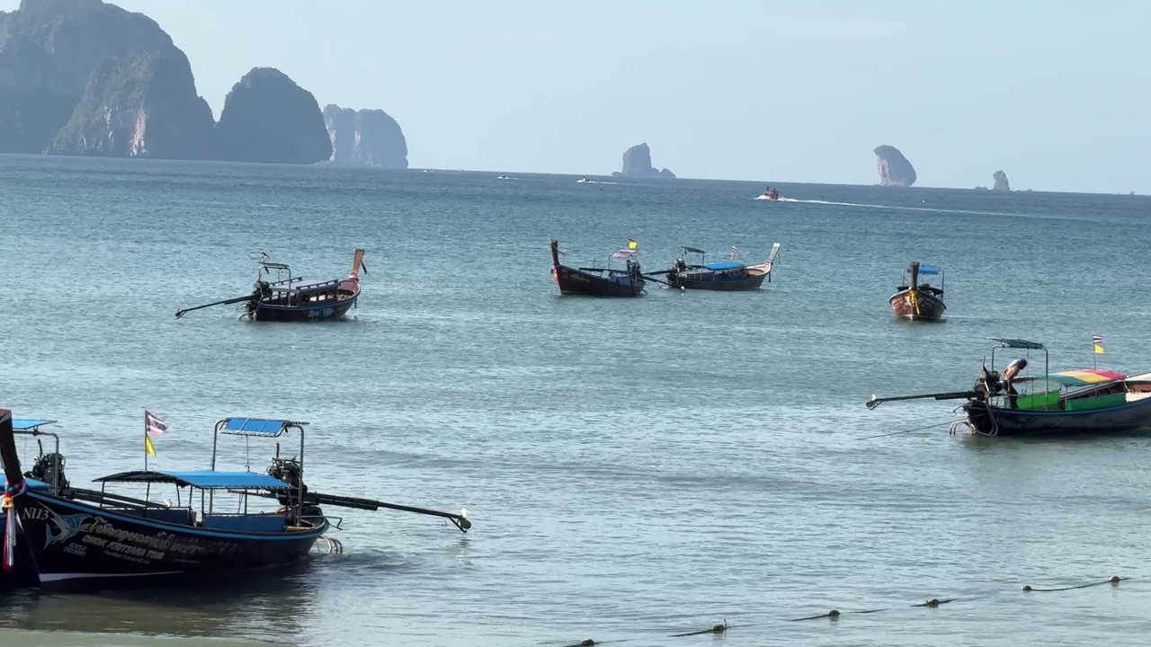 传统的长尾船在安达曼海泰国南部海岸视频素材