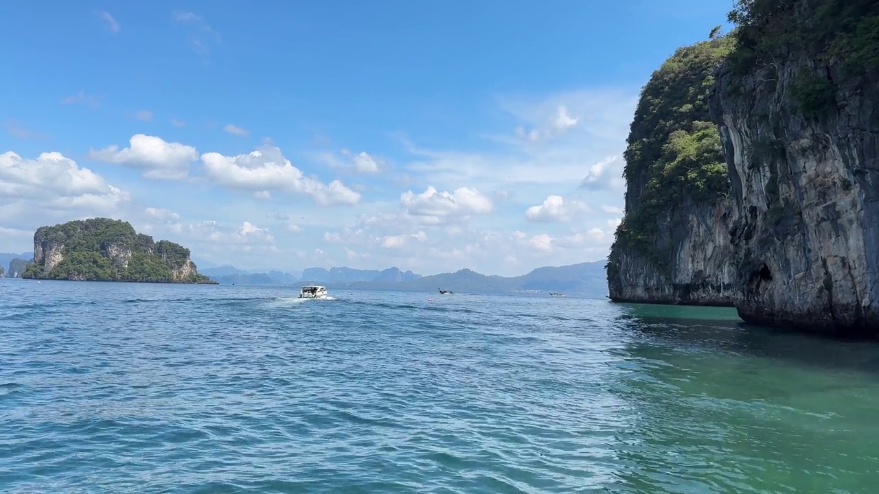 安达曼海乘船游览POV石灰石悬崖完美的假期天气旅行探索视频素材