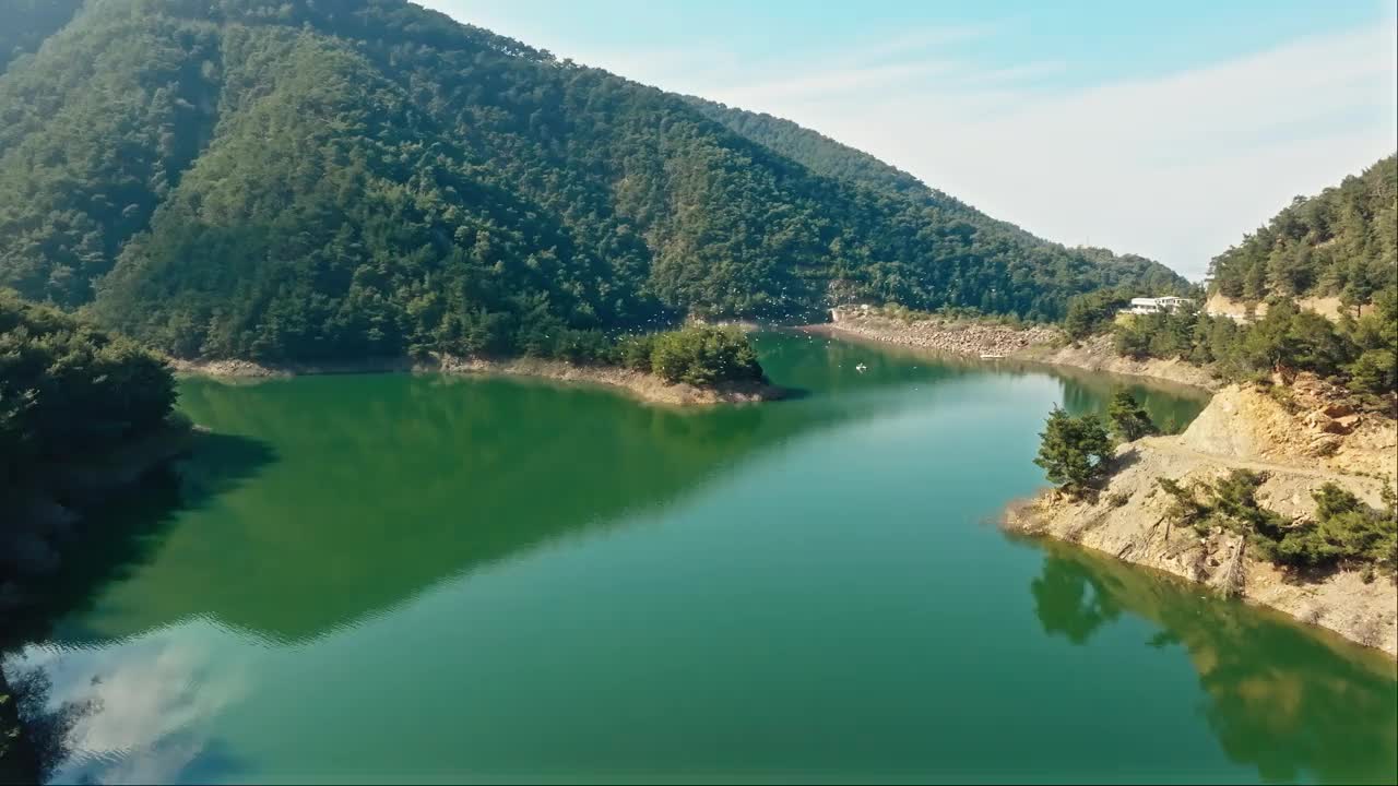 无人机拍摄的森林山脉之间的堰塞湖视频素材