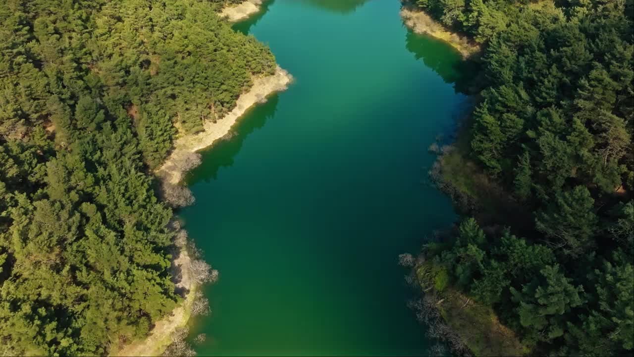 无人机拍摄的森林山脉之间的堰塞湖视频素材