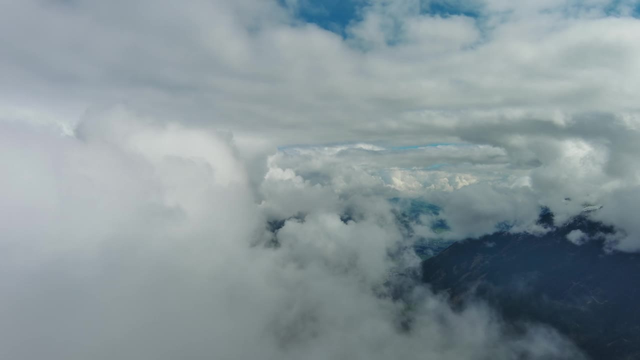 云中雪山的鸟瞰图视频素材