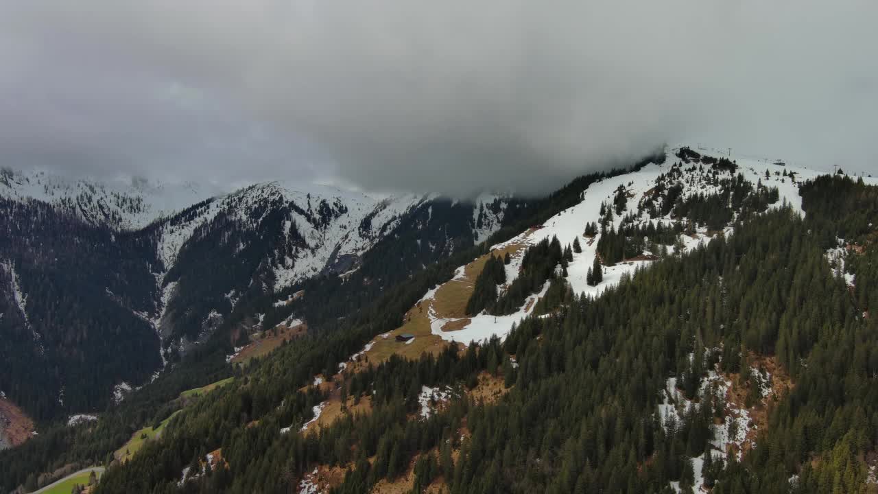 云中雪山的鸟瞰图视频素材