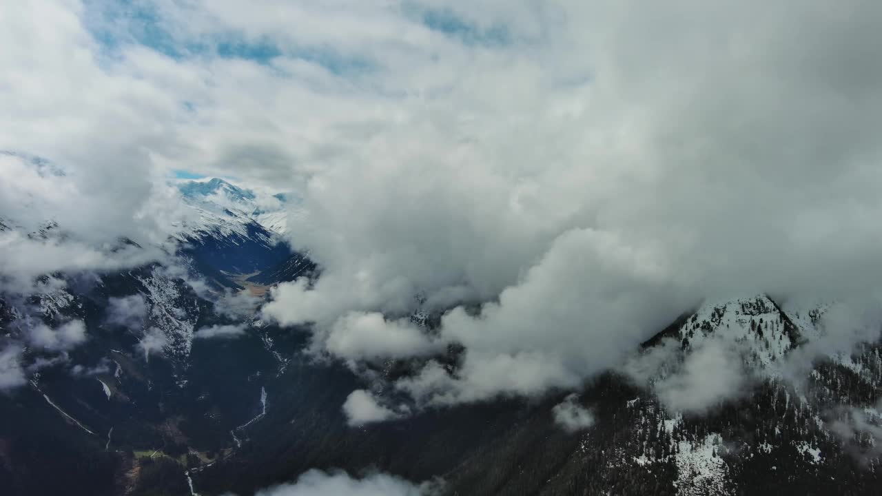 云中雪山的鸟瞰图视频素材