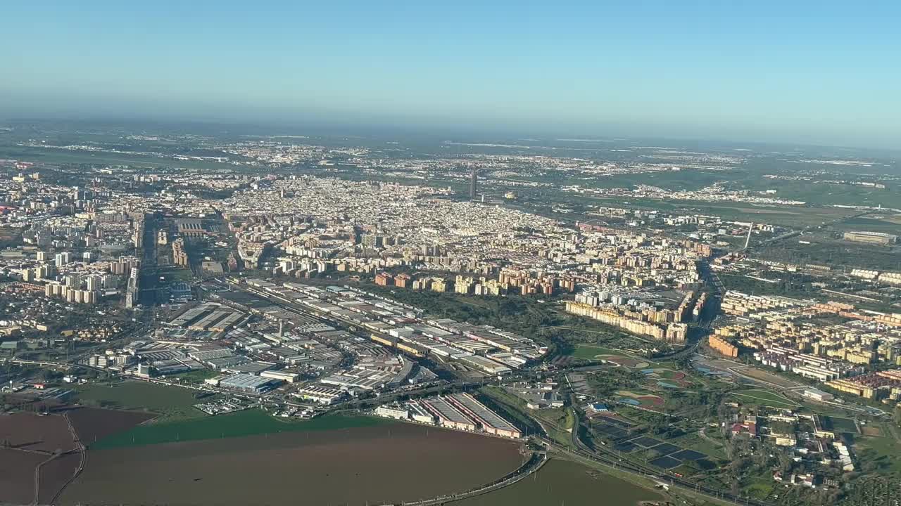 塞维利亚市中心。这是凌晨从机场起飞的3000米高空飞行的飞机驾驶舱拍摄的航拍照片。一个飞行员POV。4k 60 fps。视频素材