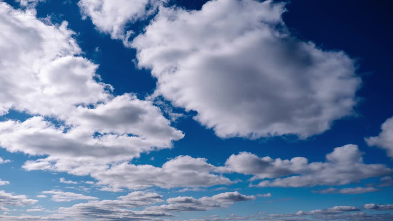 积云在蓝天中移动的时间间隔视频素材