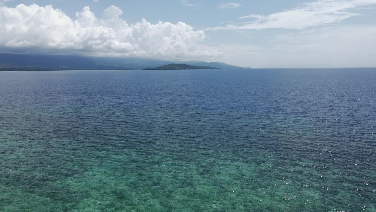 湛蓝的大海，郁郁葱葱的岛屿，晴朗的天空，鸟瞰图视频素材