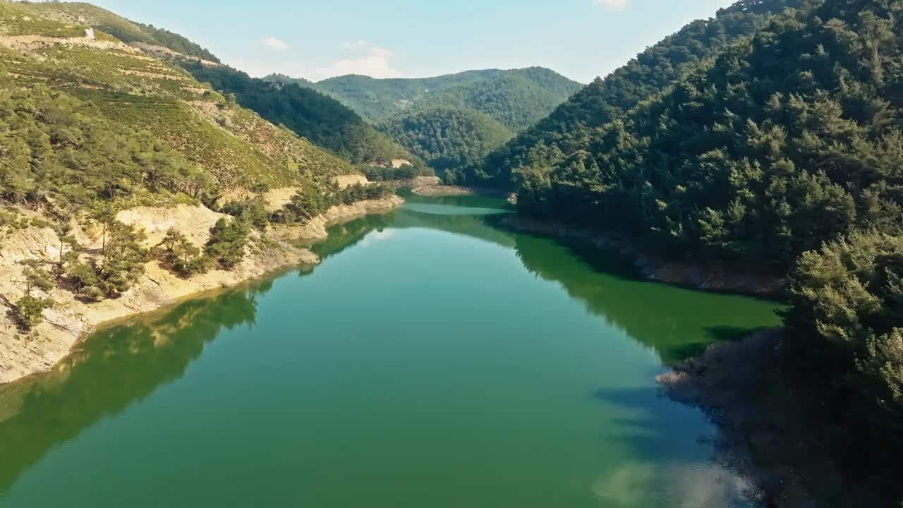 无人机拍摄的森林山脉之间的堰塞湖视频素材