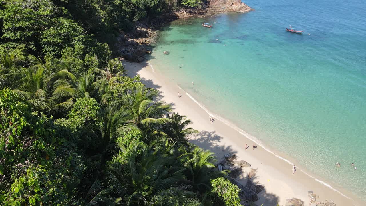 热带岛屿，有天堂般的海滩，黄沙和椰子树。在一个阳光明媚的夏日，绿松石般的海洋靠近沙滩。暑假和热带海滩的概念视频素材