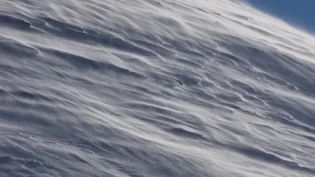 在希腊约阿尼纳州的阿尼利奥滑雪中心，山顶上的雪，有风的空气，冬天的雪，晴天的冰，寒冷视频下载