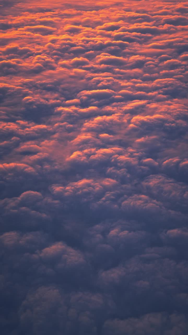 飞越彩色天空云风景日落或日出绒毛风景云景4K视频视频素材