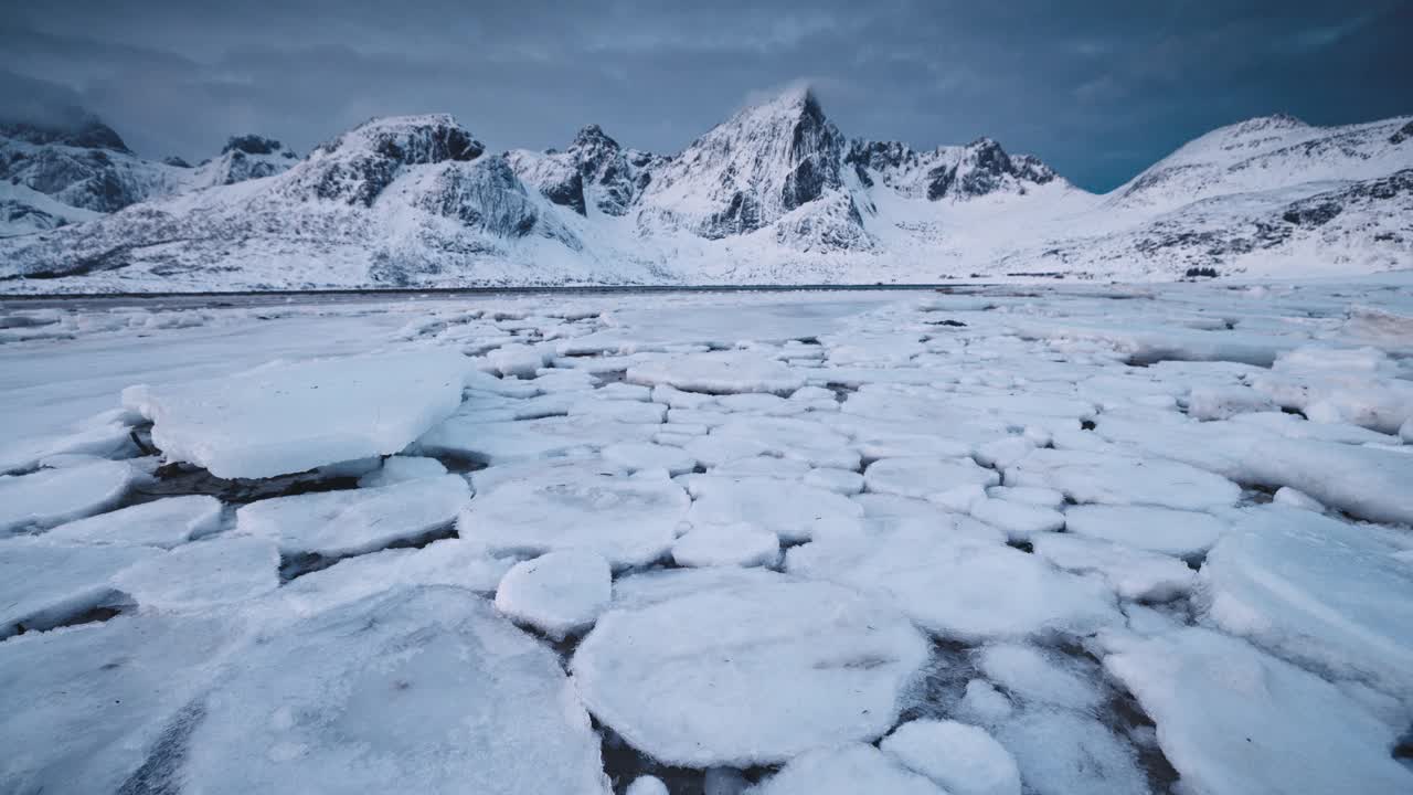 风景优美的冬季海景海和峡湾冻结岩石挪威海岸山脉山峰罗弗敦岛，挪威视频素材