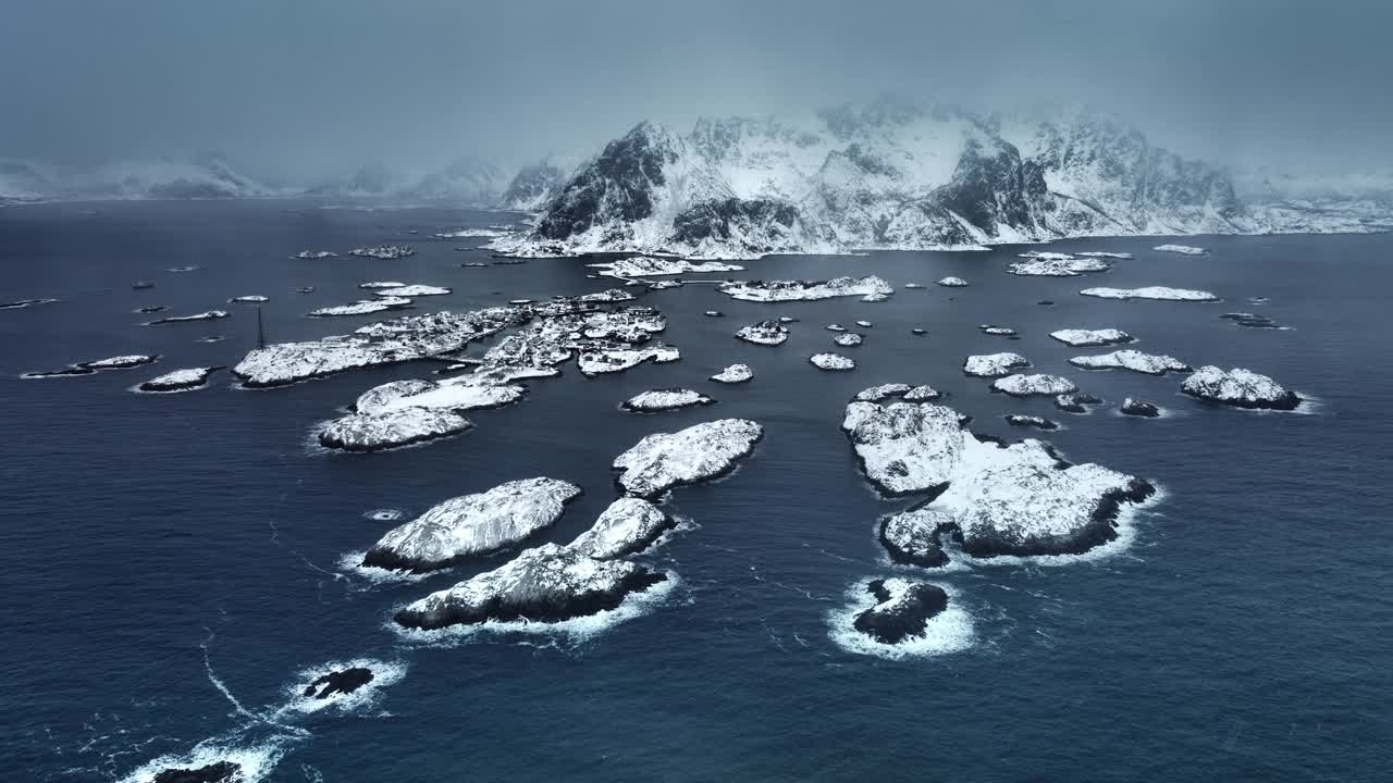 北欧峡湾罗弗敦群岛的全景冬季景观，挪威，海景和亨宁斯维尔体育场覆盖在雪视频素材