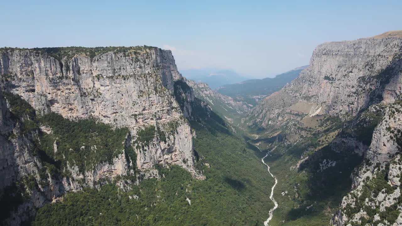 希腊伊庇鲁斯扎戈里的维科斯峡谷和平都斯山脉鸟瞰图视频素材