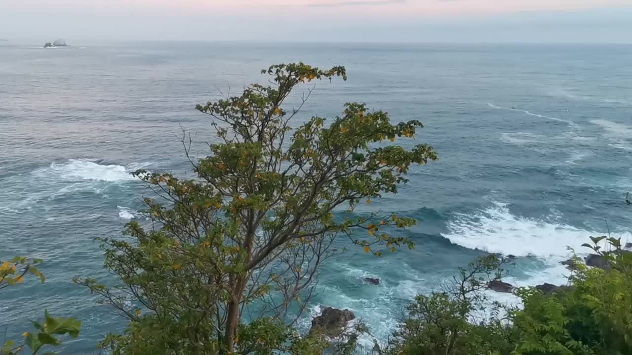 蓬塔Playa Cometa与令人敬畏的日落全景视图，山脉，岩石，墨西哥马祖特。视频素材