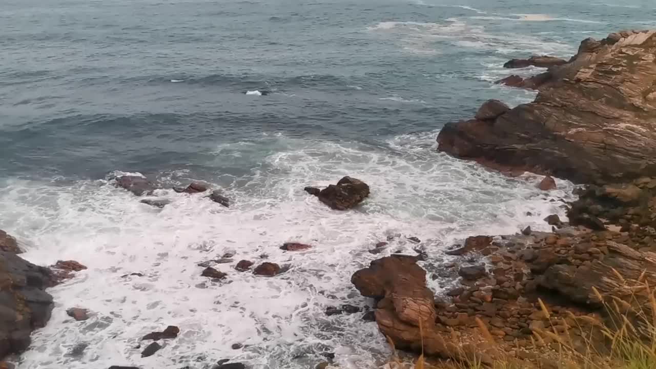 惊人的蓬塔Playa Cometa日落全景视图，山脉岩石马祖特墨西哥。视频素材