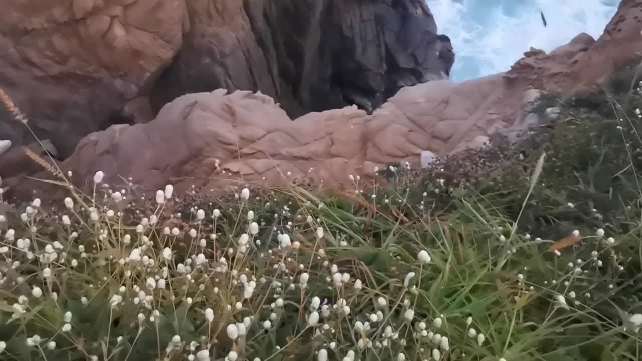 蓬塔Playa Cometa与令人敬畏的日落全景视图，山脉，岩石，墨西哥马祖特。视频下载