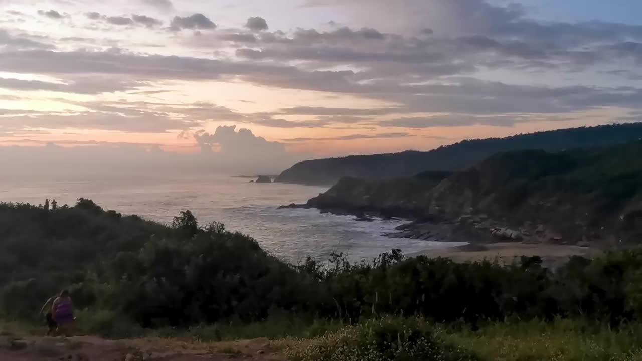 蓬塔普拉亚科梅塔日落全景视图山脉岩石墨西哥马祖特。视频下载