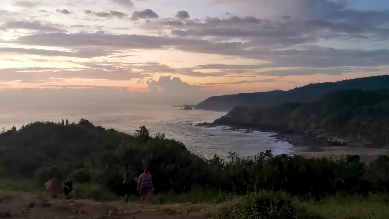 蓬塔Playa Cometa与令人敬畏的日落全景视图，山脉，岩石，墨西哥马祖特。视频素材