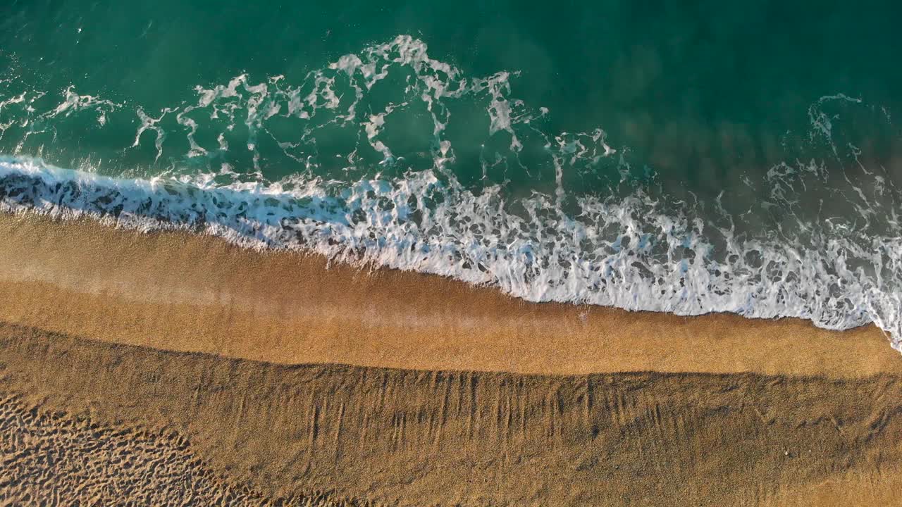 俯瞰美丽的沙滩，蔚蓝的海水，海浪传播视频下载