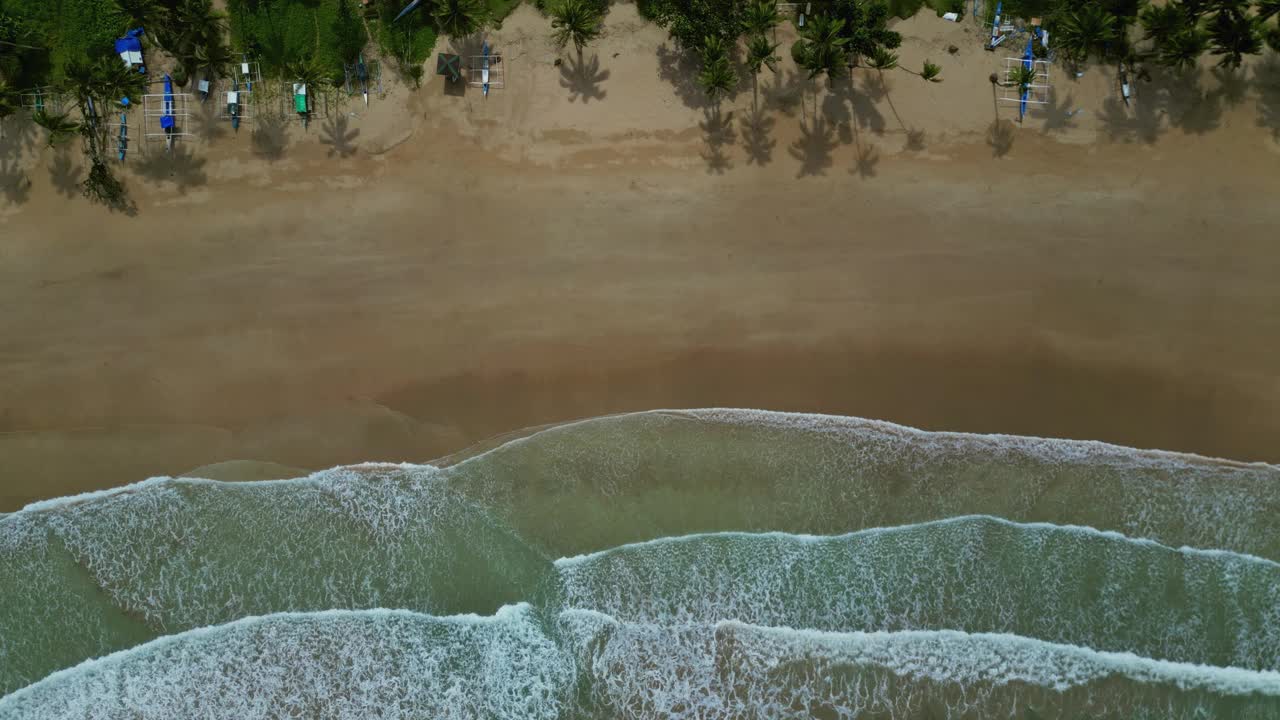 海浪拍打着沙滩视频素材