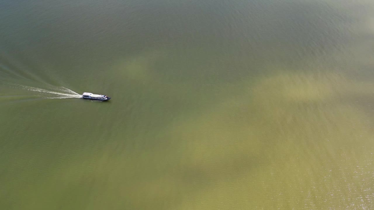 在平静的河流中航行的过客船视频素材