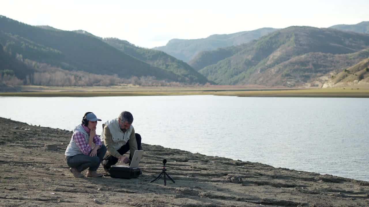 人工智能与声景生态。野外生物学家进行生物声学监测。视频素材