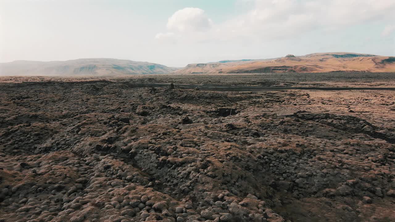 Skogafoss，冰岛著名的环城瀑布。空中无人机拍摄的壮丽的自然奇观视频下载