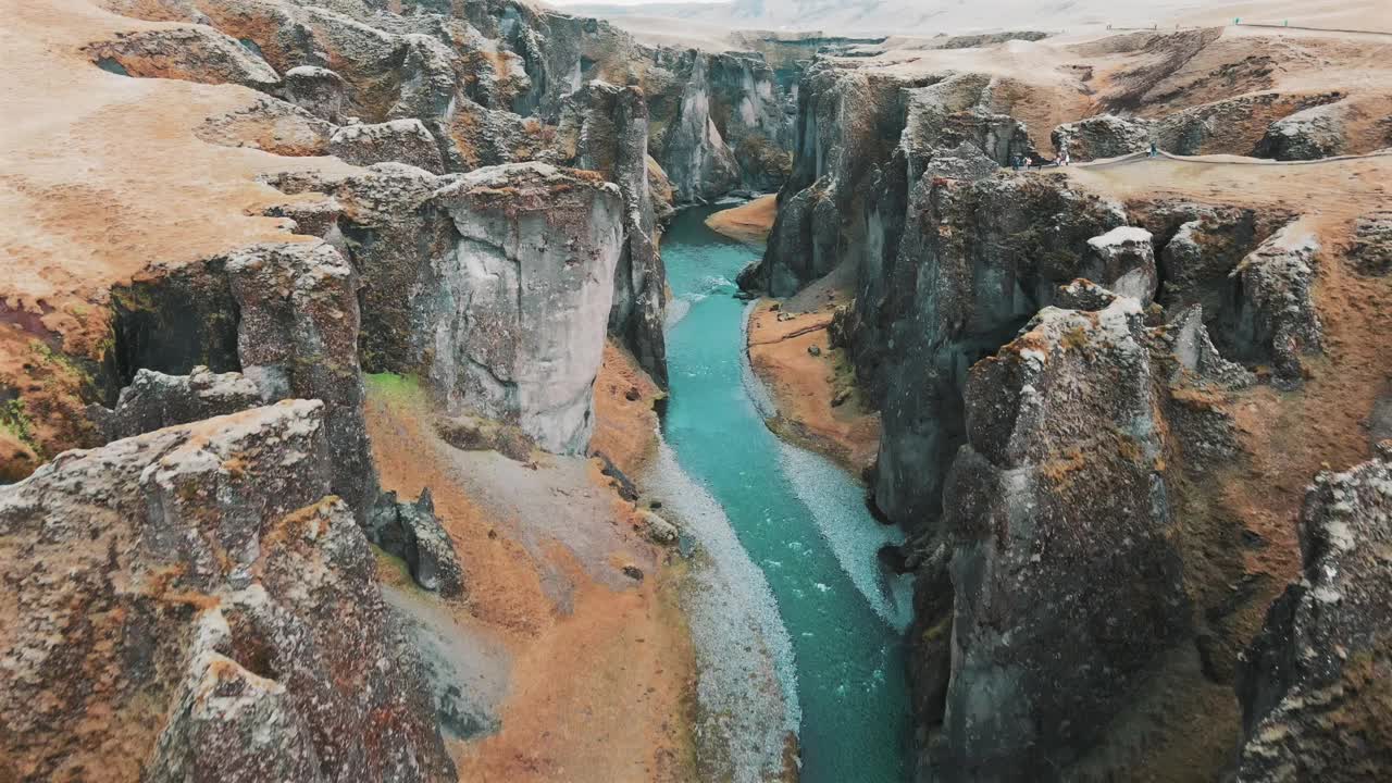 冰岛Fjadrargljufur峡谷的无人机画面。冰岛东南部令人惊叹的河流峡谷和景观。高品质4k画面视频下载