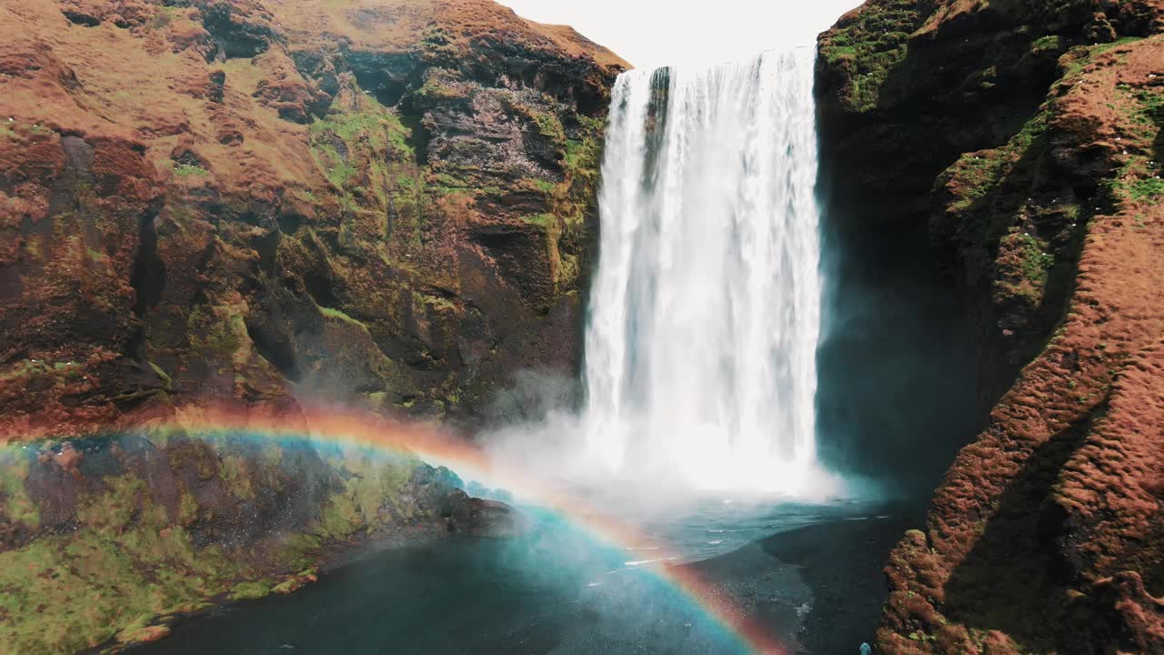 Skogafoss，冰岛著名的环城瀑布。空中无人机拍摄的壮丽的自然奇观视频下载