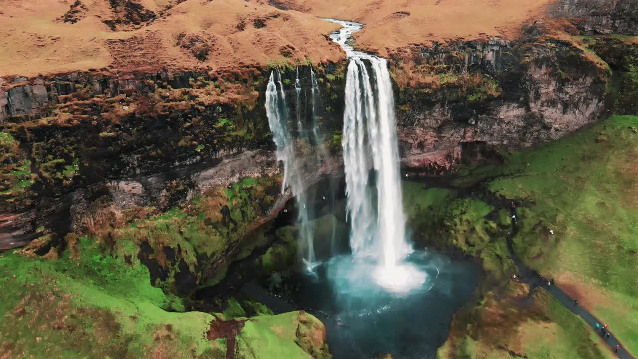 Skogafoss，冰岛著名的环城瀑布。空中无人机拍摄的壮丽的自然奇观视频下载