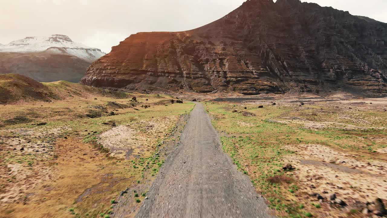 Skogafoss，冰岛著名的环城瀑布。空中无人机拍摄的壮丽的自然奇观视频下载