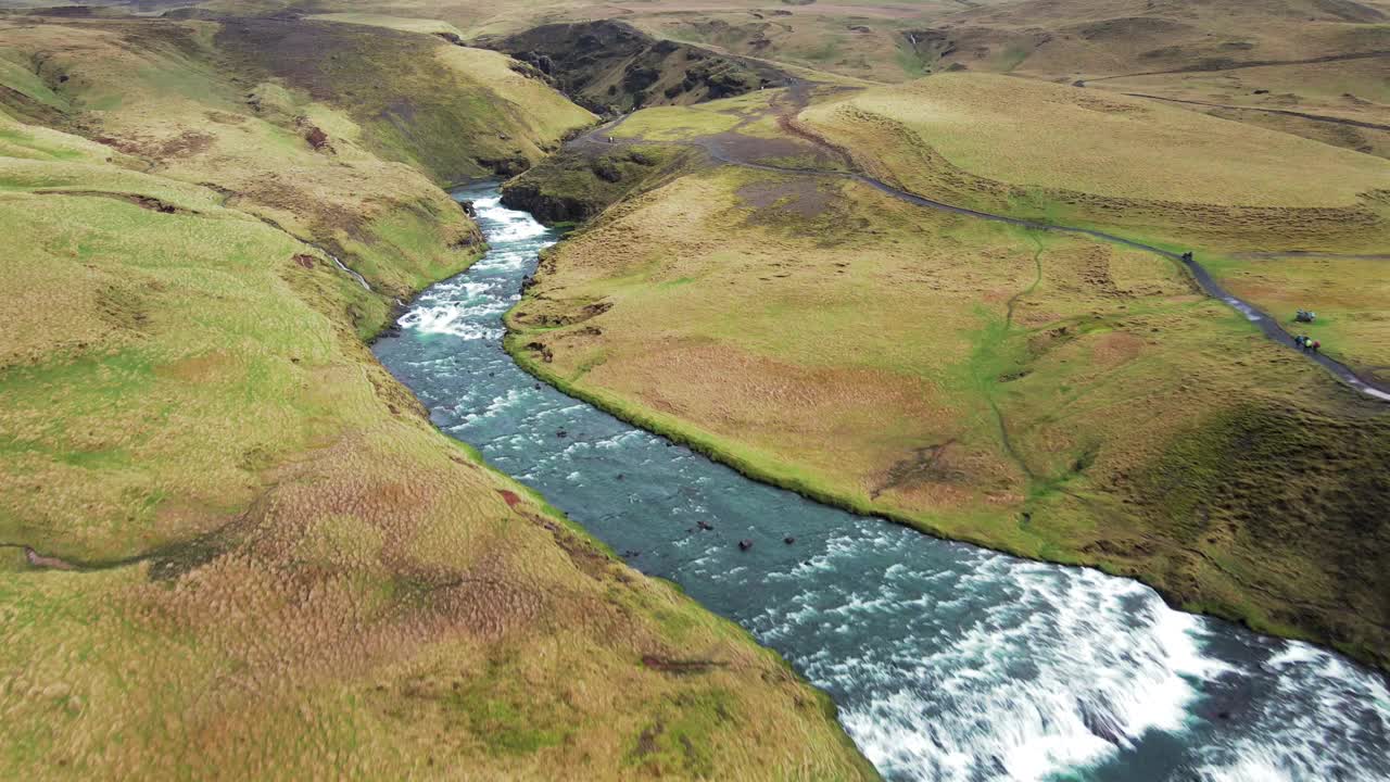 Skogafoss，冰岛著名的环城瀑布。空中无人机拍摄的壮丽的自然奇观视频下载